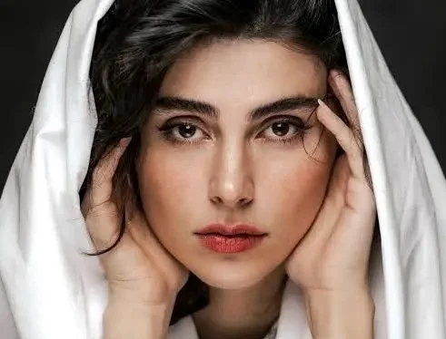 سلفی دیدنی لاله مرزبان کنار دریای خزر؛ جذابیت خانم بازیگر با استایل صورتی