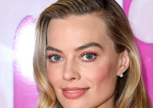 عکس| سفر در زمان؛ «مارگو رابی» در ضیافت ناهار «گرگ وال استریت»/ خانم بازیگر چقدر خوشتیپ است