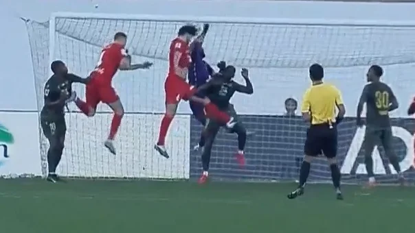 گل اول شباب الاهلی به خورفکان (عزت اللهی)