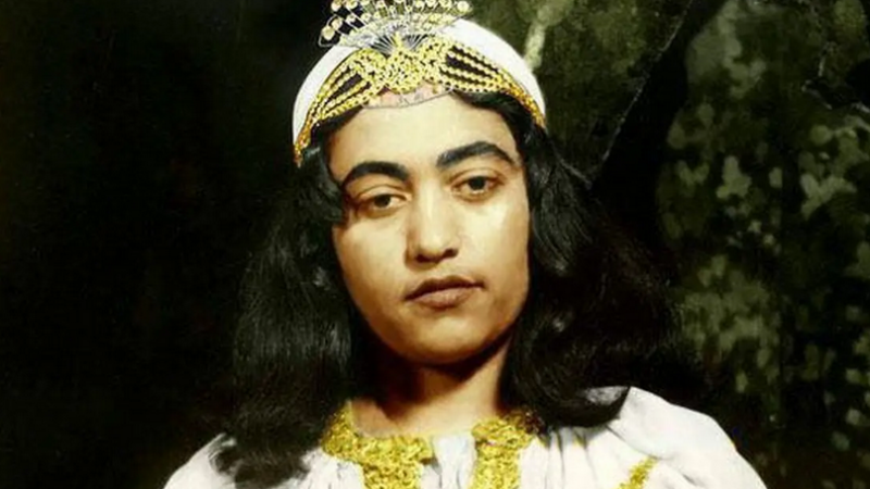 عکس| سفر به سال ۵۵ ؛ تصویر نادیده از مرضیه (خواننده قبل انقلاب) در خانه‌اش هنگام چای خوردن!