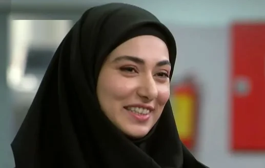 عکس| سفر در زمان؛ چهرۀ زهرا سزاوار (زهرا سریال ساهره) در حال اجرای دکلمه در یک کنسرت