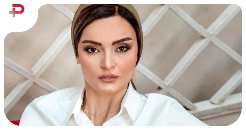 نیلوفر پارسا با کلاه بابا کرمی کنار موتور؛ سال ۹۹