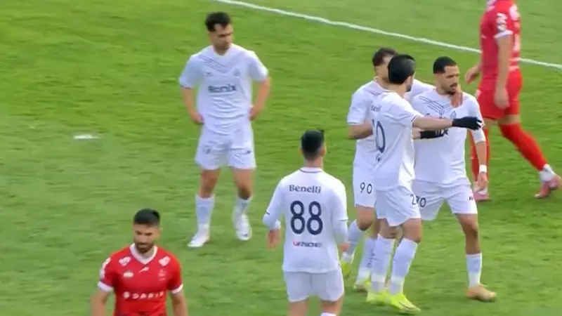 گل اول ملوان به پرسپولیس با ضربه پنالتی محمدی