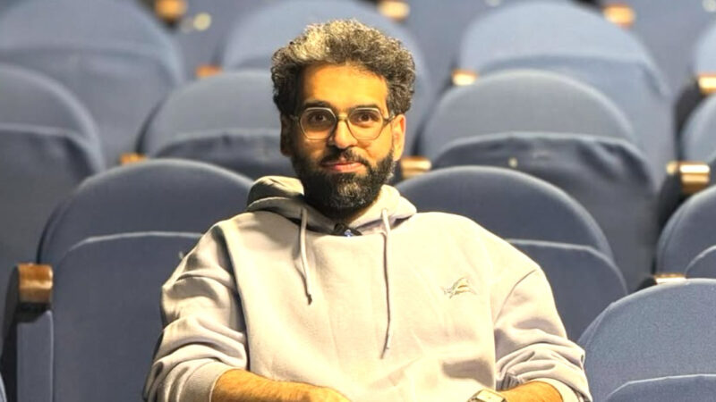 بیوگرافی و حواشی زندگی امین محمدی؛ مجری پادکست «اثر پروانه‌ای» که با گفتگوهای صمیمانه غوغا می‌کند!