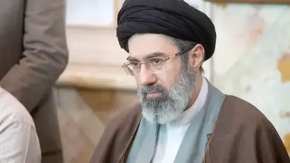 4 عکس از مجتبی خامنه ای ( فرزند دوم رهبر شهید ) در جنگ 8 سال دفاع مقدس - تصویر شاخص
