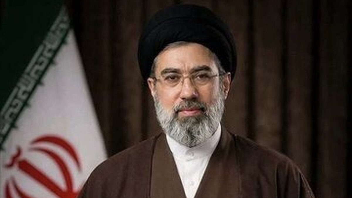 عکس| تصویری دیدنی از آیت‌الله سید مجتبی خامنه ای( رهبر سوم جمهوری اسلامی ایران) در آغوش سردار سلیمانی