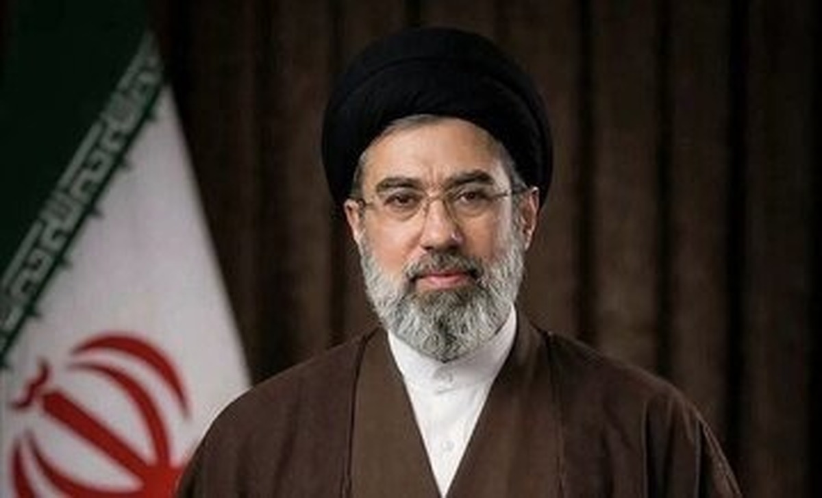 عکس| تصویری دیدنی از آیت‌الله سید مجتبی خامنه ای( رهبر سوم جمهوری اسلامی ایران) در آغوش سردار سلیمانی - تصویر شاخص