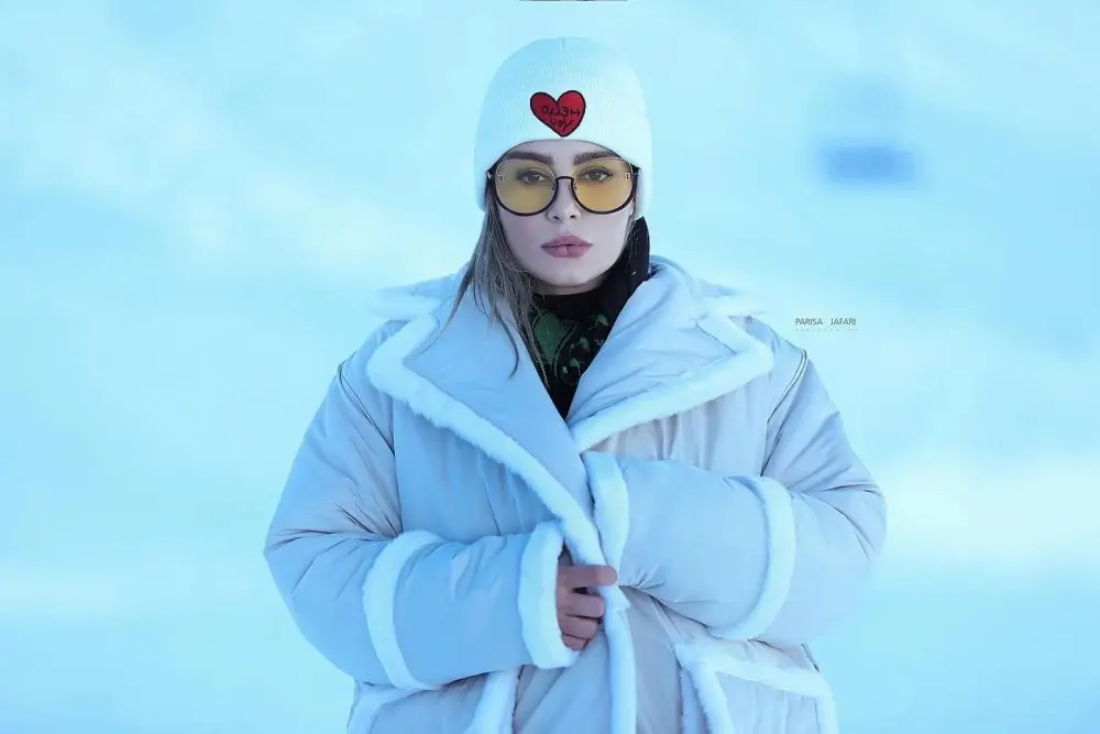 تیپ و چهرۀ سحر قریشی 29 ساله در فیلم «کارگر ساده نیازمندیم» - تصویر شاخص