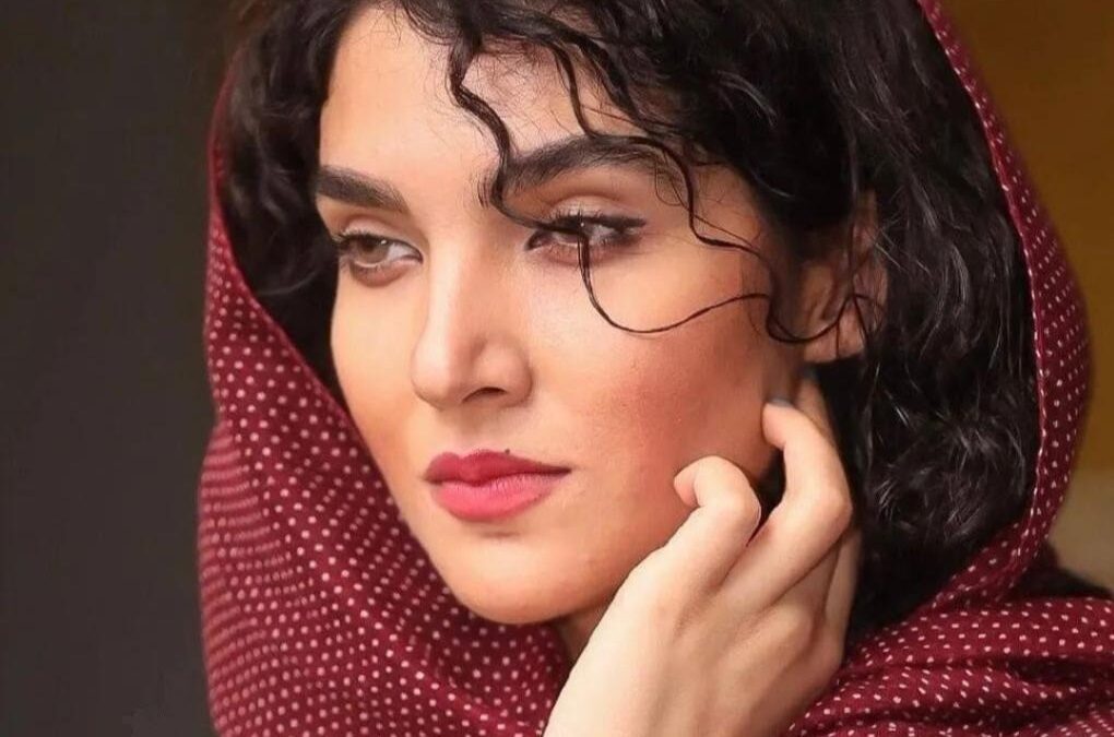 سارا رسول زاده در کنار سارا بهرامی با چادر در اولین سریال اش؛ سال 93