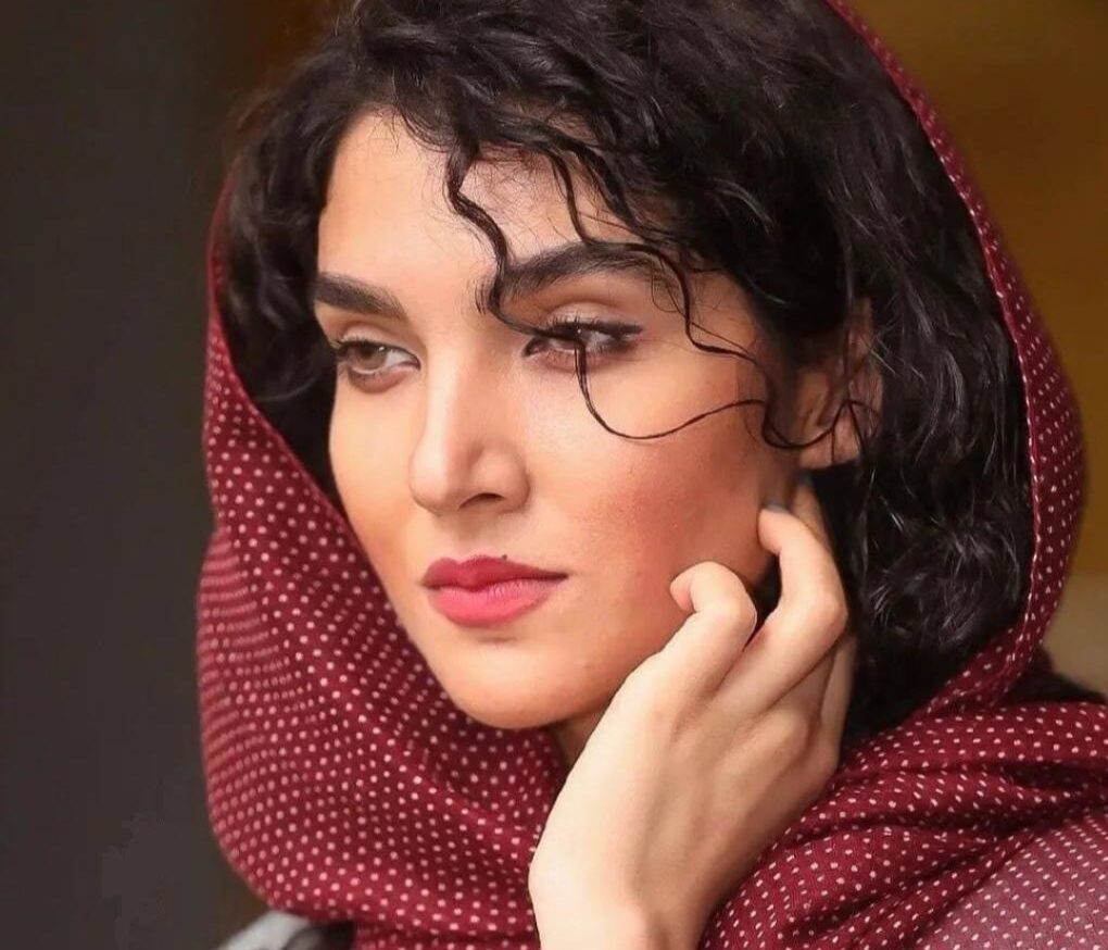 سارا رسول زاده در کنار سارا بهرامی با چادر در اولین سریال اش؛ سال 93 - تصویر شاخص