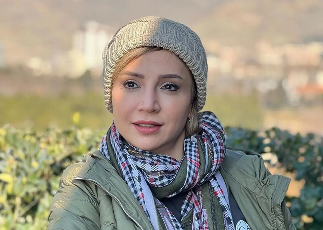 عکس| شبنم قلی خانی و برادرش در کودکی در حال درست کردن کیک - تصویر شاخص