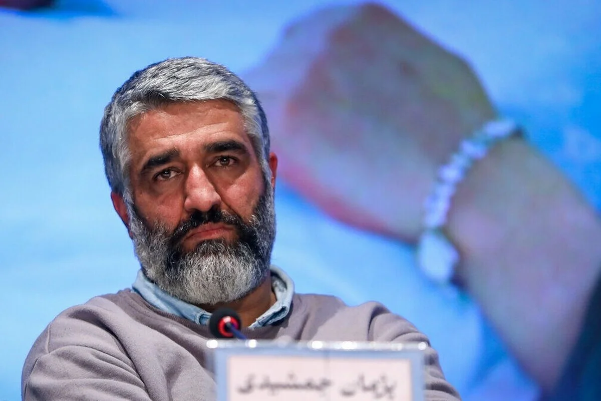 فیلم| حضور پژمان جمشیدی با لباس هلال احمر در کنار مردم - تصویر شاخص