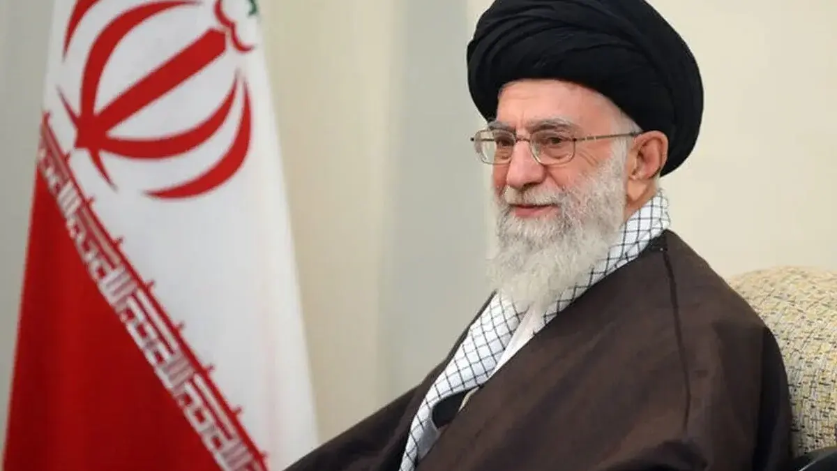 عکس | سفر در زمان ؛ تصویری از رهبر شهید انقلاب ( آیت الله خامنه‌ای) هنگام استراحت