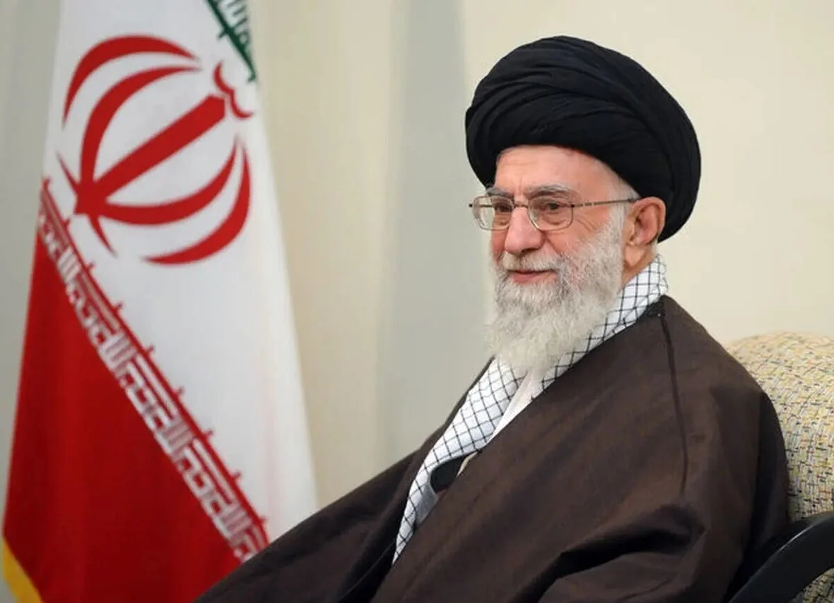 عکس | سفر در زمان ؛ تصویری از رهبر شهید انقلاب ( آیت الله خامنه‌ای) هنگام استراحت - تصویر شاخص