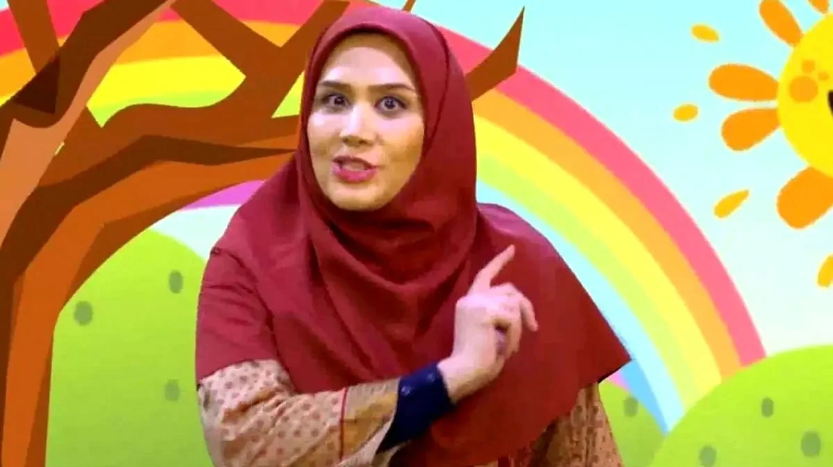 عکس| سارا روستاپور مجری معروف صداوسیما با عروسک‌هایش - تصویر شاخص