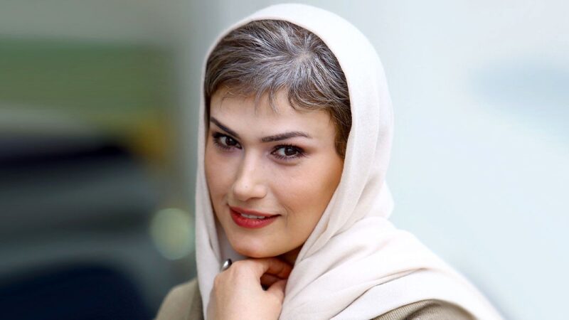 چهره دیده نشده لادن مستوفی با موهای بلند کنار علی قربان زاده؛ اکران دراکولا سال 95