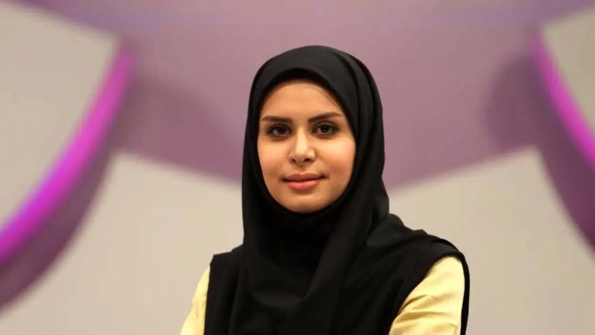 استایل جنجالی نجمه جودکی مجری صداوسیما کنار استخر؛ تغییر چهره شوکهکننده خبرساز شد