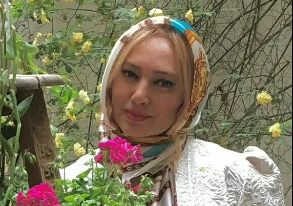 عکس| چهره دیده نشده صبا کمالی با کت سبز و رژ بنفش - تصویر شاخص