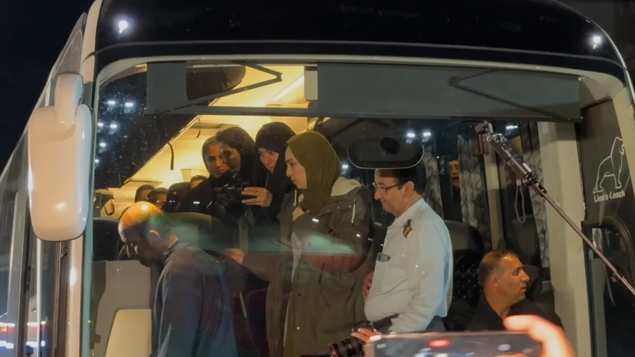 ورود کاروان تیم ملی زنان به میدان ولیعصر(عج) در میان استقبال مردم - تصویر شاخص