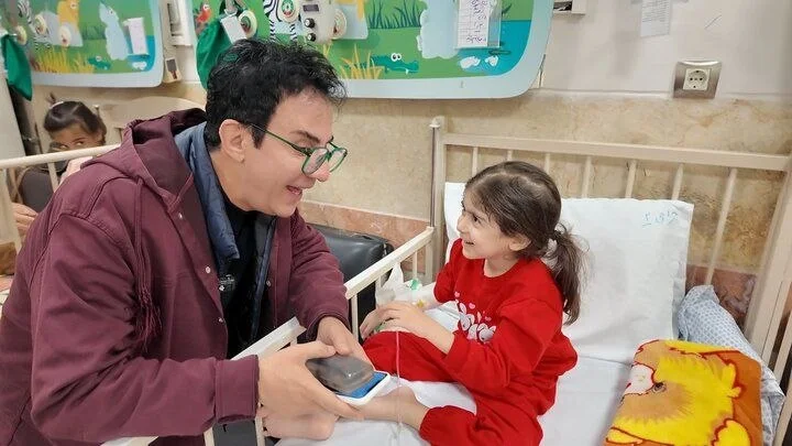 عیادت عموپورنگ از کودکان بیمار و مجروح در جنگ تحمیلی - تصویر شاخص