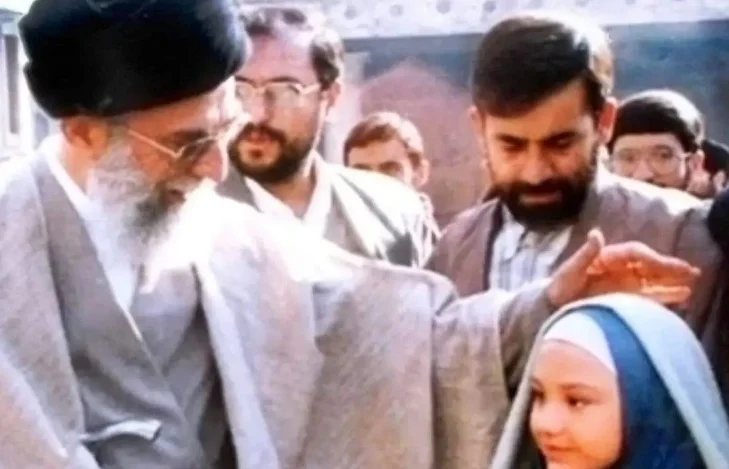 عکس| سفر در زمان ؛ تصویری از «رهبر شهید انقلاب» در پشت‌صحنه سریال «مریم مقدس»؛ سال 1378 - تصویر شاخص