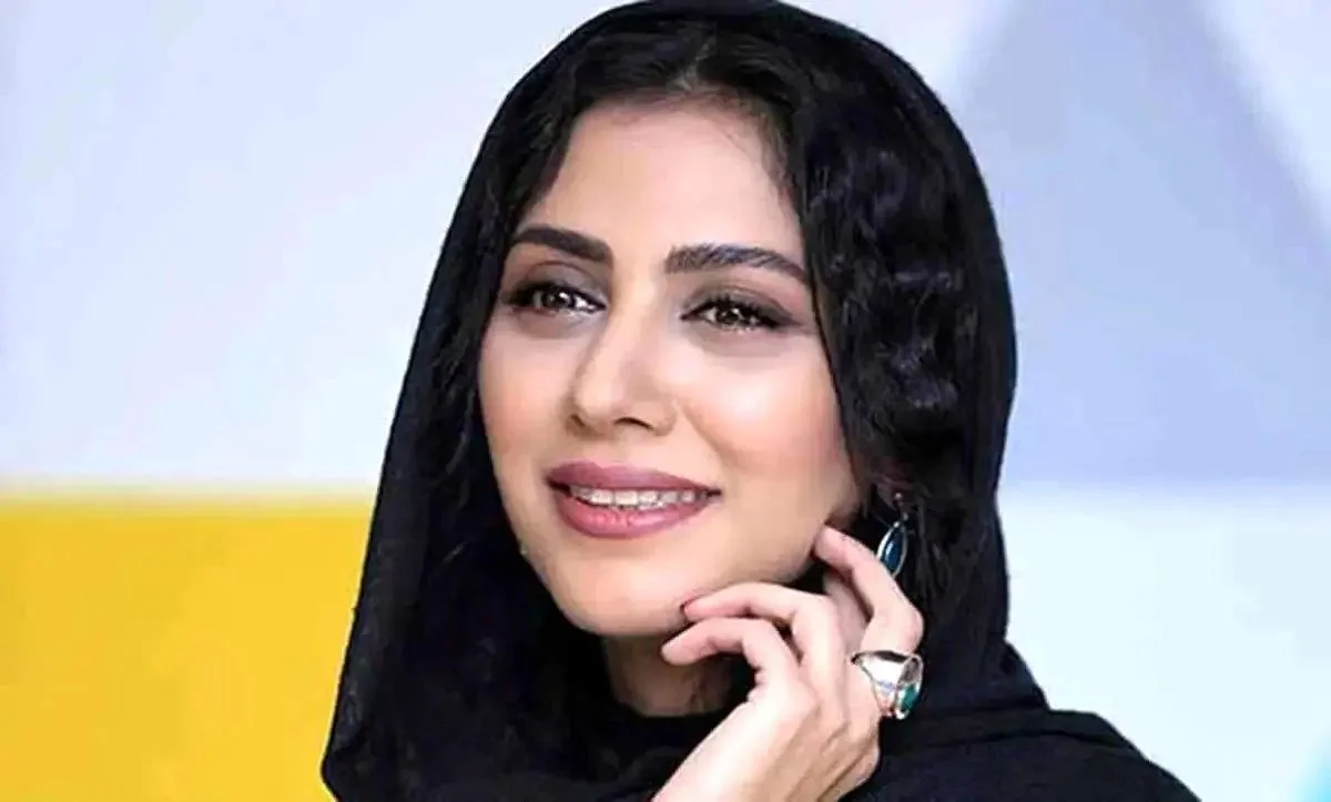 مارال فرجاد با موهای قارچی کنار عروسک ترسناکش در 3 سالگی - تصویر شاخص