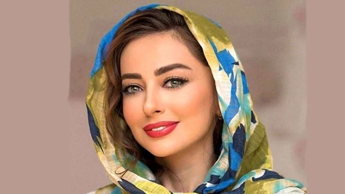 استایل دهه 70 نفیسه روشن در حال آرایش؛ چه روسری زیبایی داره
