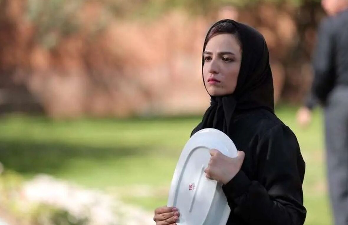 گلاره عباسی: مرا آویزان کنید هم به وطن خیانت نمی‌کنم - تصویر شاخص