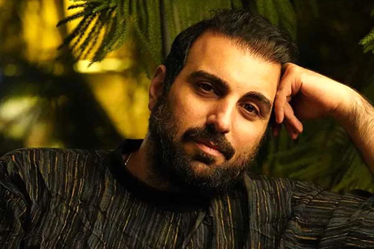 عکس| پولاد کیمیایی با موهای فر و سیبیل در هشتمین فیلمش - تصویر شاخص