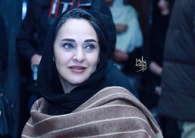 عکس| رویا نونهالی (عمه بلقیس) در حال اهدای جایزه به قباد سریال شهرزاد خارج سریال - تصویر شاخص