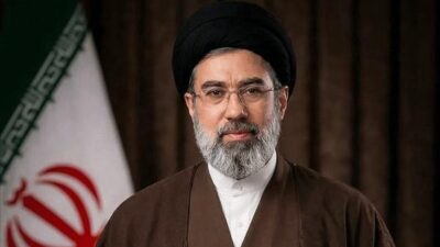 عکس| آیت الله سیدمجتبی خامنه‌ای به همراه دختر خردسالش در راهپیمایی