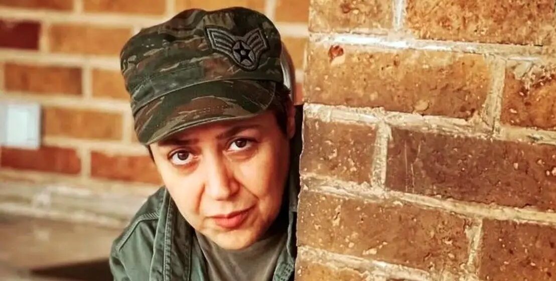 (شهره) مازیار لرستانی با مانتوی سبز و حجاب کامل؛ سال 1400 - تصویر شاخص