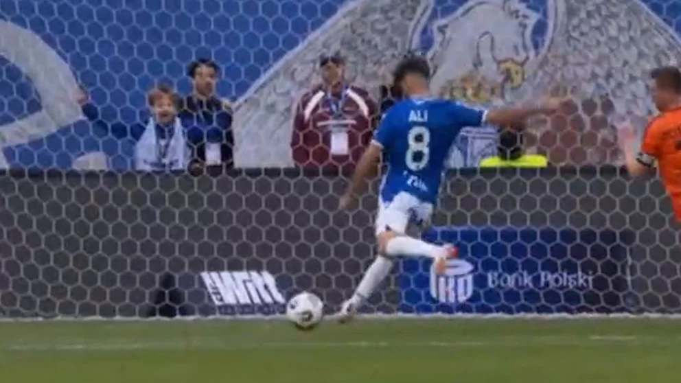 گل سوم لخ پوزنان به ترمالیکا (علی قلی‌زاده) - تصویر شاخص