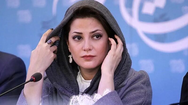 استایل جوان پسند طناز طباطبایی با کلاه شنل قرمزی؛ خانم بازیگر با چهره بامزه