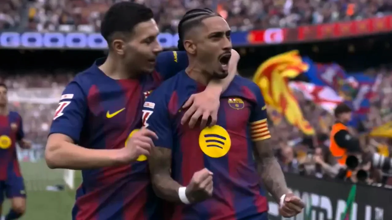 گل اول بارسلونا به سویا با ضربه پنالتی رافینیا - تصویر شاخص