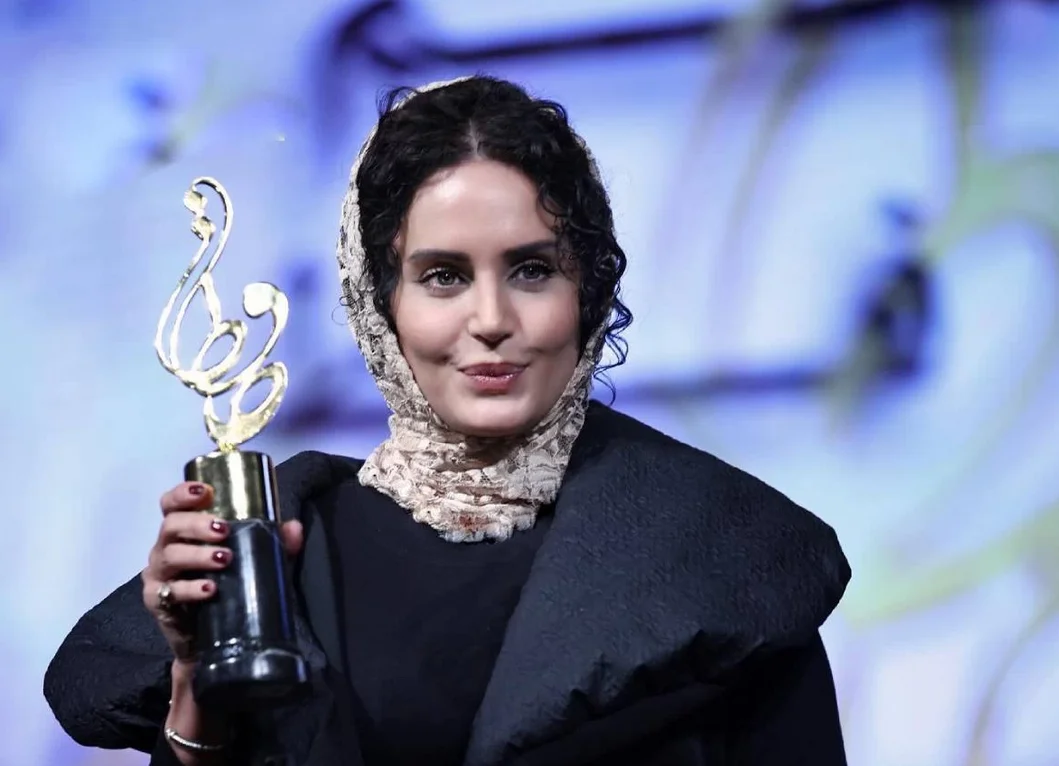 چهره بامزه الناز شاکردوست در 20 سالگی؛ چقدر عینک بهش میاد - تصویر شاخص