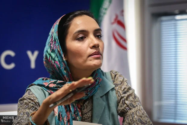 عکس| میترا حجار و شقایق فراهانی با چادر نماز گل‌گلی کنارهم - تصویر شاخص