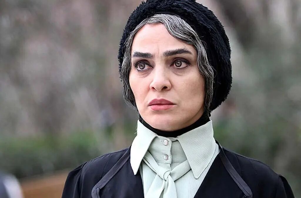 عکس| رویا نونهالی با فانوس در دل شب؛ خانم بازیگر در 30 سالگی