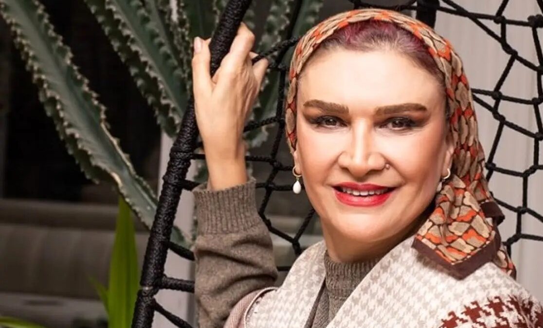 مینا نوروزی و الناز شاکردوست با استایل محلی وسط روستا؛ قابل شناسایی نیستند