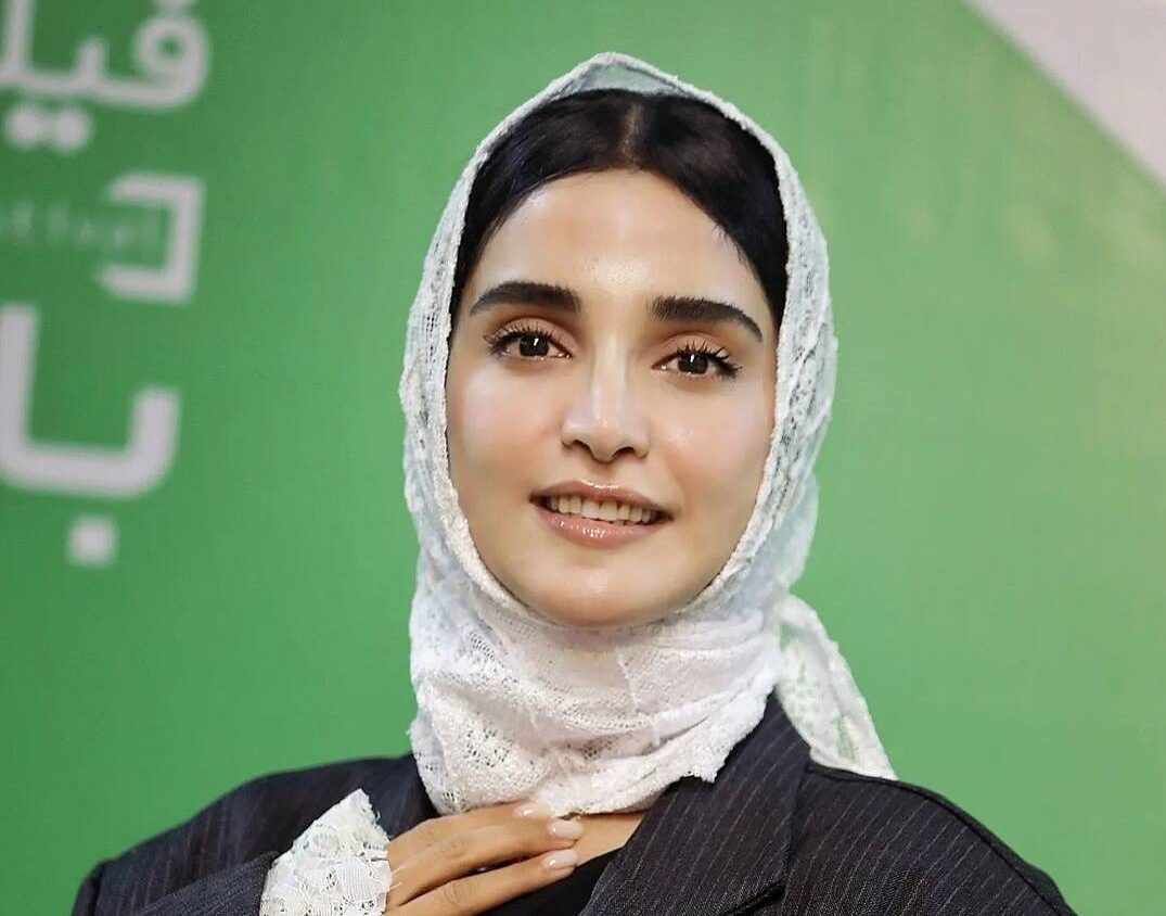 بیوگرافی الهه حصاری و عکس جذاب به سبک فریدا کالو - تصویر شاخص