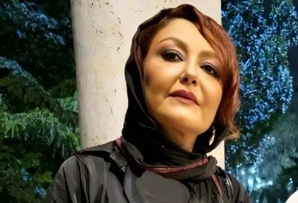 شقایق فراهانی با چادر گلدار در روستا؛ خانم بازیگر نگاه‌ها را خیره کرد - تصویر شاخص