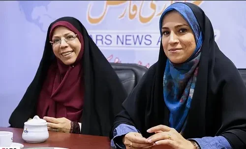 عکس | خانم مجری محجبه صدا و سیما در کنار 2 دختر قدبلندش/ بیوگرافی فریده فرخی نژادو همسر معروفش علیرضا چخماقی - تصویر شاخص