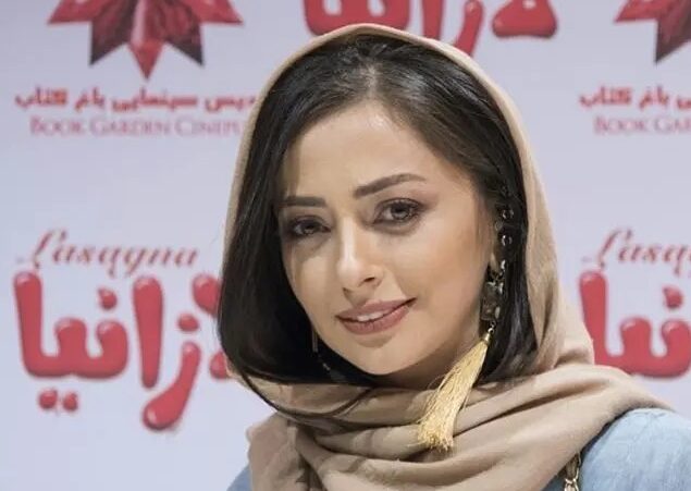 عکس| نفیسه روشن با چهره دهه شصتی کنار جواد رضویان و دوستاش - تصویر شاخص