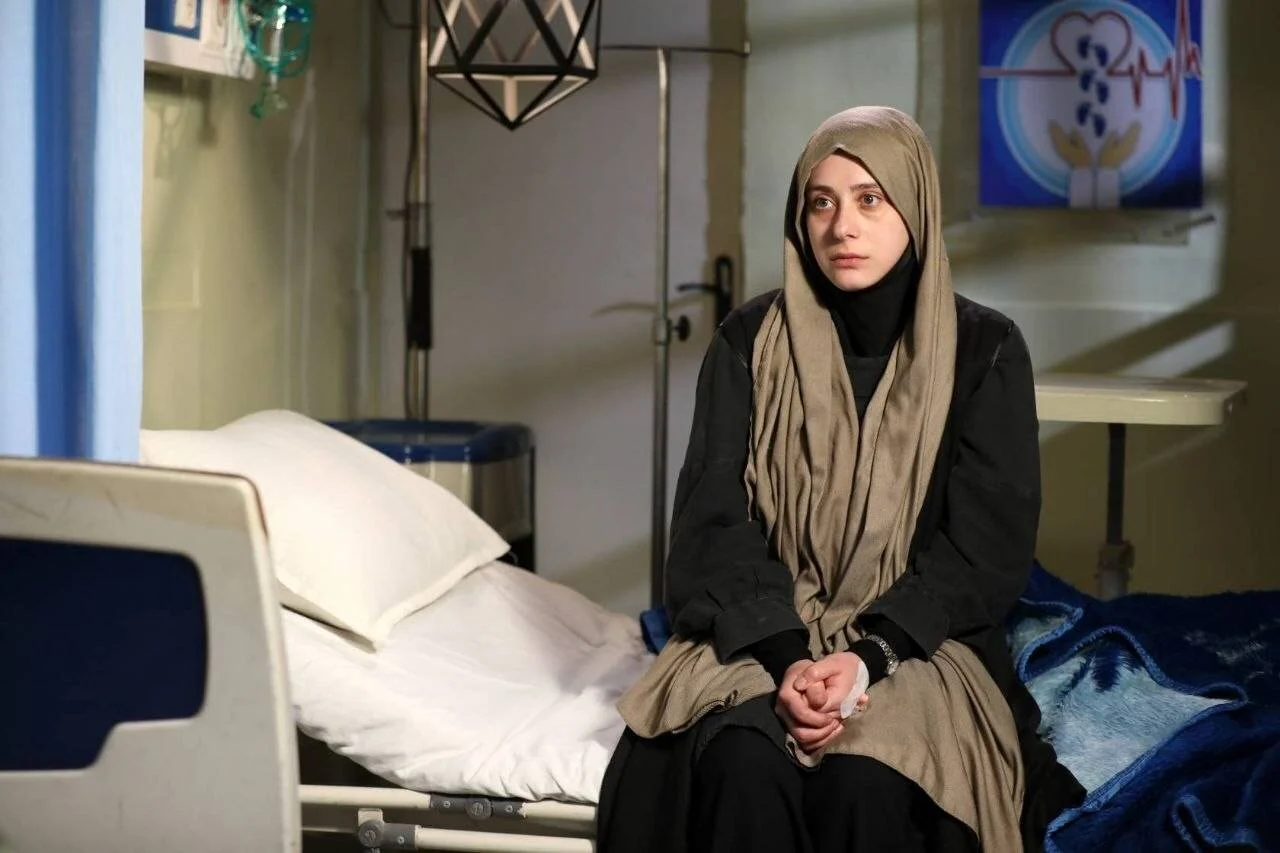 جزئیات و زمان پخش سریال سرو، سپید، سرخ (جایگزین روشنایی شب) + لیست بازیگران - تصویر شاخص