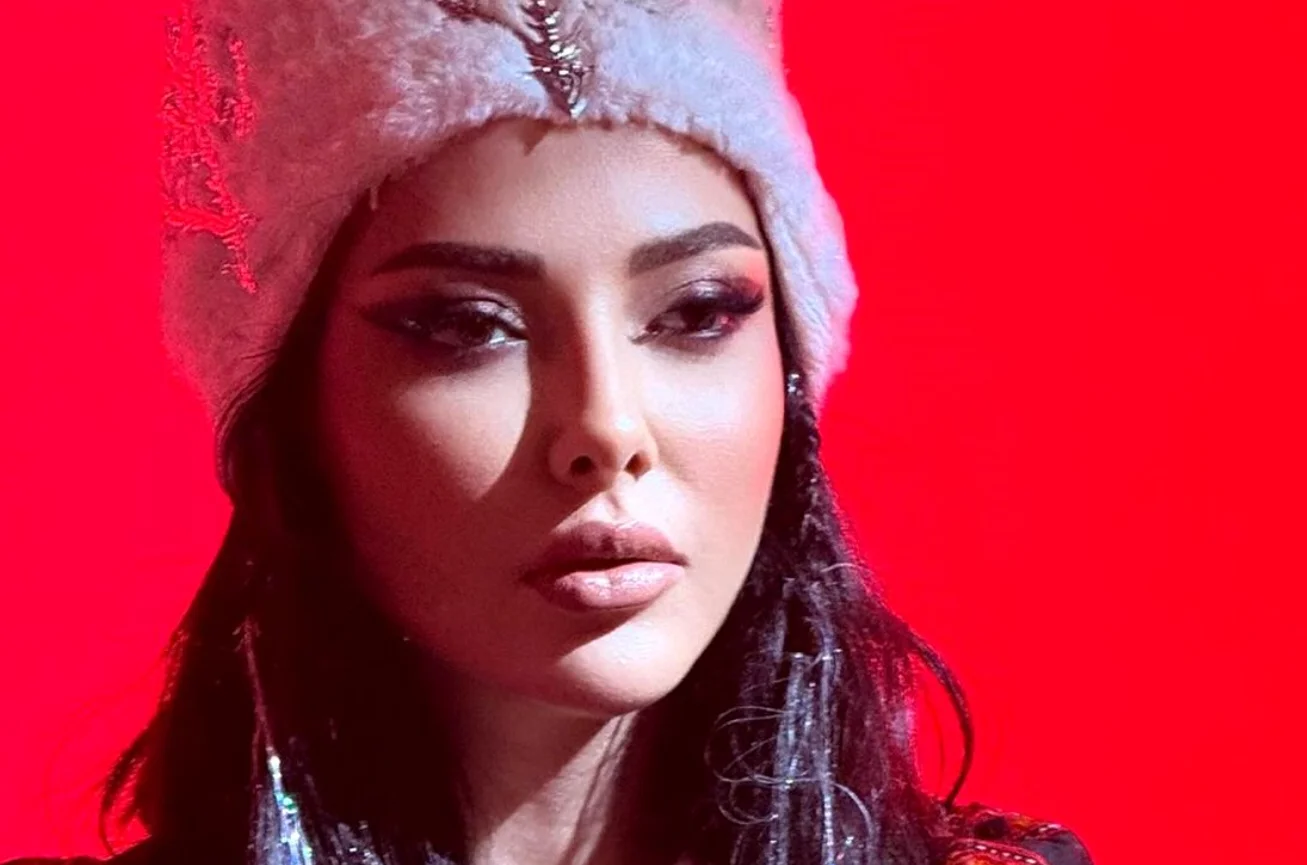 سفر زمان؛ «لیلا اوتادی» 3 ساله در حال عروسک‌بازی/ از کودکی زیبا و دلبر بود - تصویر شاخص