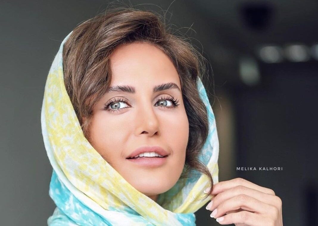 الناز شاکردوست با چهره بدون آرایش و چادر گلدار جلب توجه کرد! - تصویر شاخص