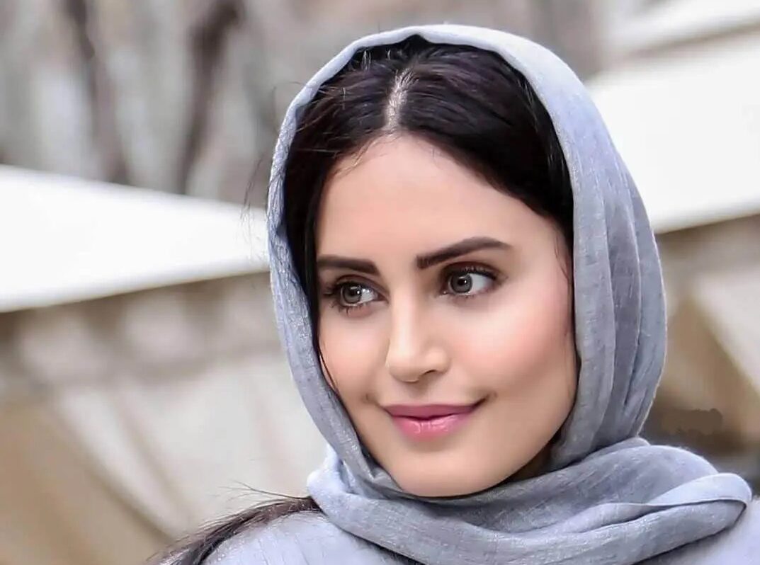 چهره جنجالی الناز شاکردوست با موی فر بدون شال؛ واقعا خودشه؟ - تصویر شاخص