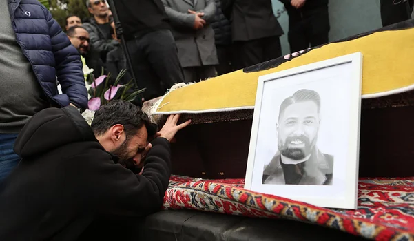 مراسم چهلم حمید هیراد با حضور چهره‌های معروف + استایل هنرمندان - تصویر شاخص