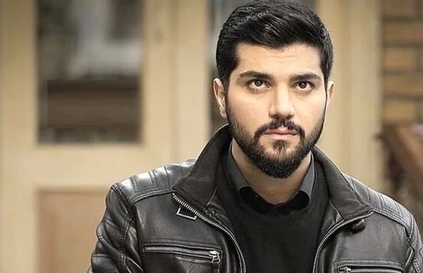 فیلم| دیدار صمیمانه سینا مهراد( بازیگر بدنام ) با خانواده شهدای میناب - تصویر شاخص