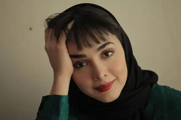 استایل سرتاپا سیاه المیرا دهقانی با دامن جنجالی شد! - تصویر شاخص